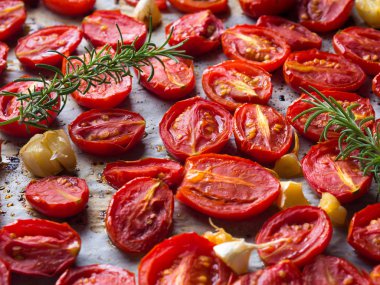 Sarımsak ile pişmiş kırmızı domatesler