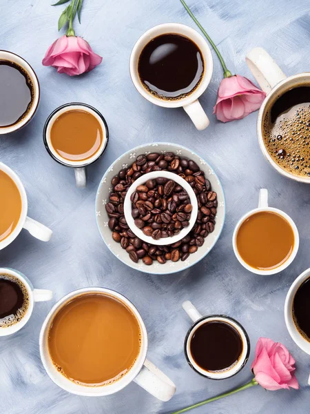 Bardak ve kupalar kahve ve çiçek