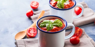 Emaye bardağı domates çorbası