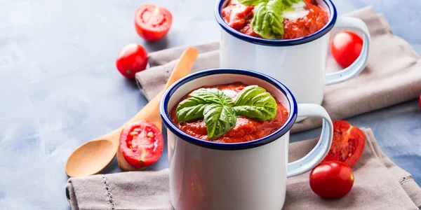 Emaye bardağı domates çorbası