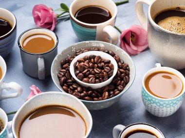 Bardak ve kupalar kahve ve çiçek