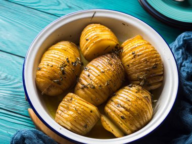 Otlar ile pişmiş fırında patates