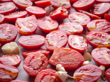 Zeytinyağı ile kırmızı domatesler