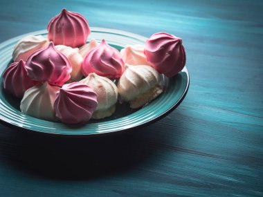 Pastel renk beze yeşil