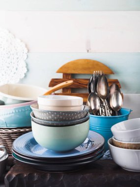 Ahşap arka plan üzerinde seramik ve emaye çanak çömlek