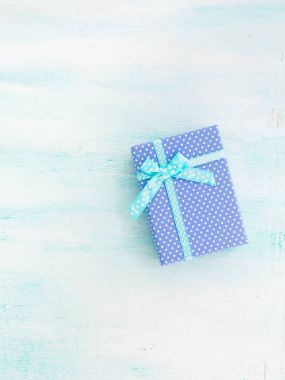 Mavi hediye kutusu şerit pastel arka plan ile. Babalar günü