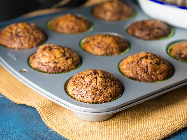 Banan czekolada muffin z polewa karmelowa cukru — Zdjęcie stockowe