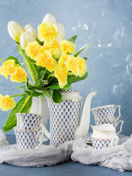 Fiesta de té de Pascua conjunto festivo y flores amarillas — Foto de Stock