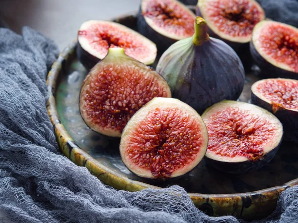 Yemek mor incir, üzüm ve nar