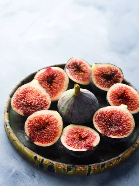 Dish of purple figs on gray background — Stock Photo, Image