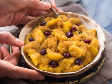 Elma ve tarçın ile solmayan çiçek yulaf lapası