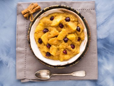 Elma ve tarçın ile solmayan çiçek yulaf lapası