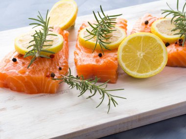 Otlar ile ahşap tahta üzerinde Çiğ somon