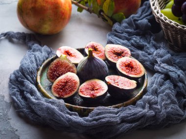 Yemek mor incir, üzüm ve nar