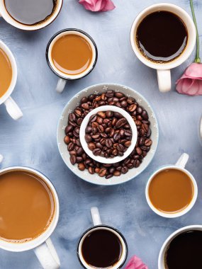 Bardak ve kupalar kahve ve çiçek