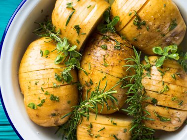 Çiğ patates otlar ile pişirmek