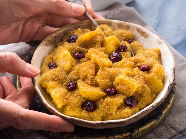 Elma ve tarçın ile solmayan çiçek yulaf lapası