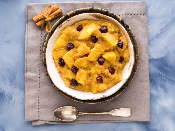 Elma ve tarçın ile solmayan çiçek yulaf lapası