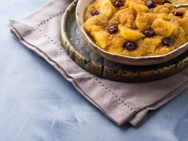 Elma ve tarçın ile solmayan çiçek yulaf lapası