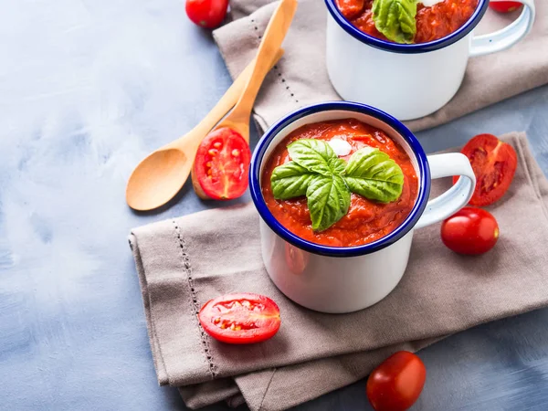 Emaye bardağı domates çorbası