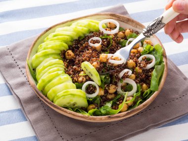 Quinoa salata kasesi ile salatalık, nohut