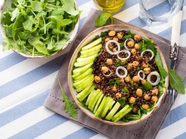 Quinoa salata kasesi ile salatalık, nohut