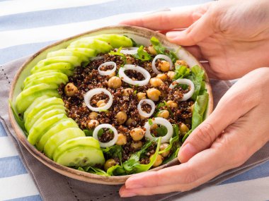 Quinoa salata kasesi ile salatalık, nohut