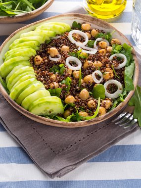 Quinoa salata kasesi ile salatalık, nohut