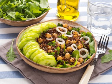 Quinoa salata kasesi ile salatalık, nohut