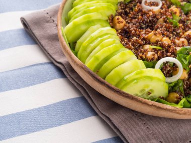 Quinoa salata kasesi ile salatalık, nohut