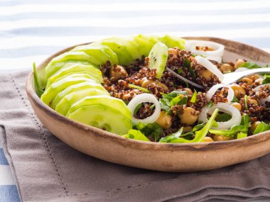 Quinoa salata kasesi ile salatalık, nohut