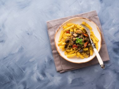 Düdük makarna patlıcan soslu