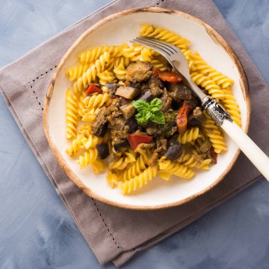 Düdük makarna patlıcan soslu