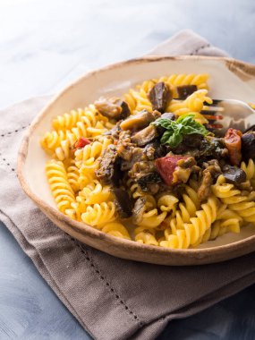 Düdük makarna patlıcan soslu