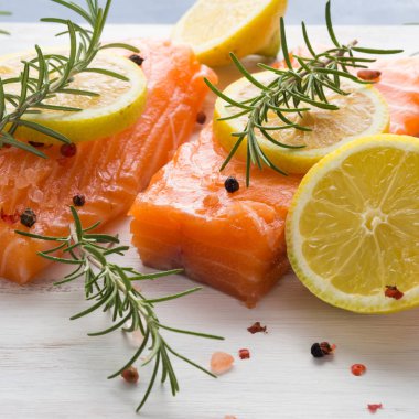 Otlar ile ahşap tahta üzerinde Çiğ somon