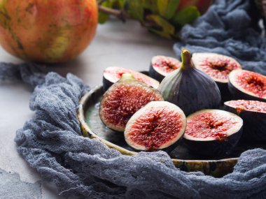 Yemek mor incir, üzüm ve nar