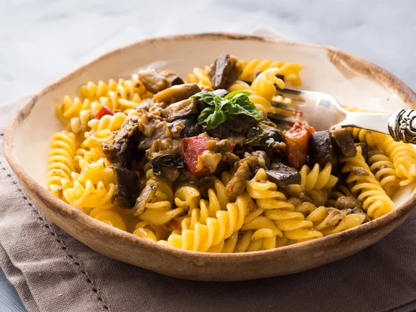 Düdük makarna patlıcan soslu