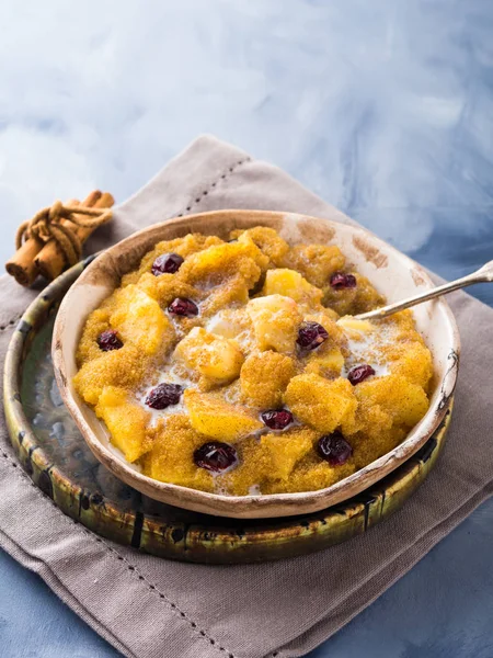 Elma ve tarçın ile solmayan çiçek yulaf lapası