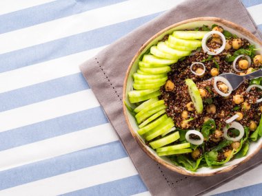 Quinoa salata kasesi ile salatalık, nohut