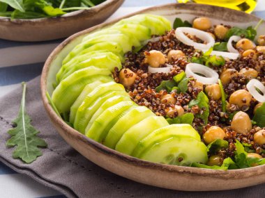 Quinoa salata kasesi ile salatalık, nohut