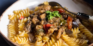 Düdük makarna patlıcan soslu