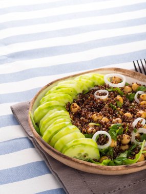 Quinoa salata kasesi ile salatalık, nohut