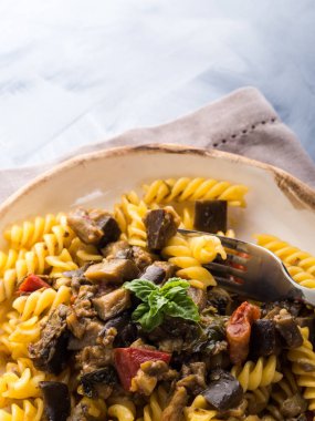 Düdük makarna patlıcan soslu