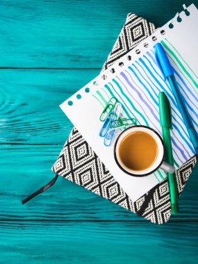 Fincan kahve, not defteri ve kalem kara günü