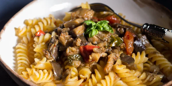 Düdük makarna patlıcan soslu