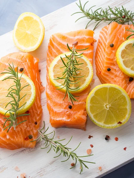 Otlar ile ahşap tahta üzerinde Çiğ somon