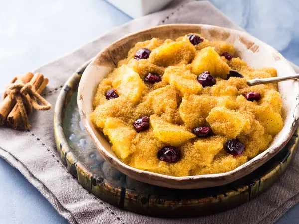 Elma ve tarçın ile solmayan çiçek yulaf lapası