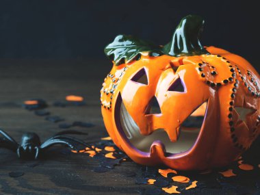 Cadılar Bayramı tatil sembolleri ile siyah arka plan