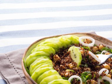 Quinoa salata kasesi ile salatalık, nohut