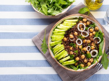 Quinoa salata kasesi ile salatalık, nohut